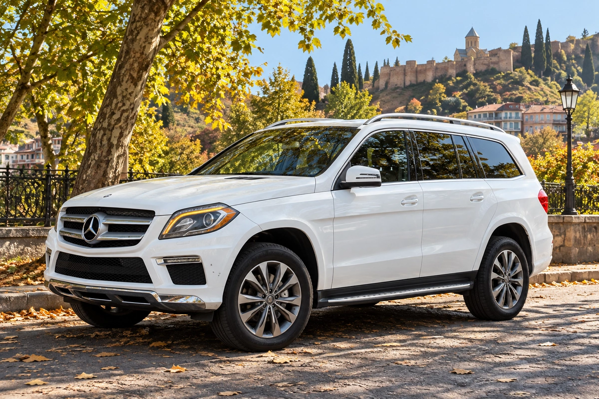 Mercedes-Benz GL 350 CDI BlueTEC on a city street