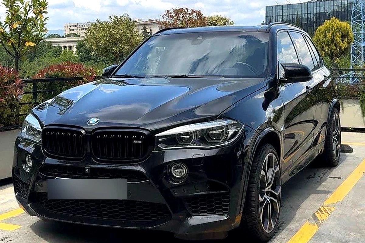Чёрный BMW X5 M на открытой парковке в Тбилиси