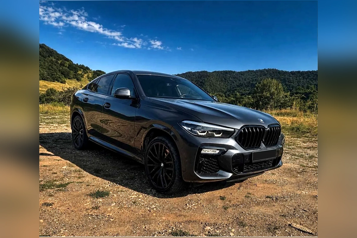 Серый BMW X6 M50i на площадке в Тбилиси
