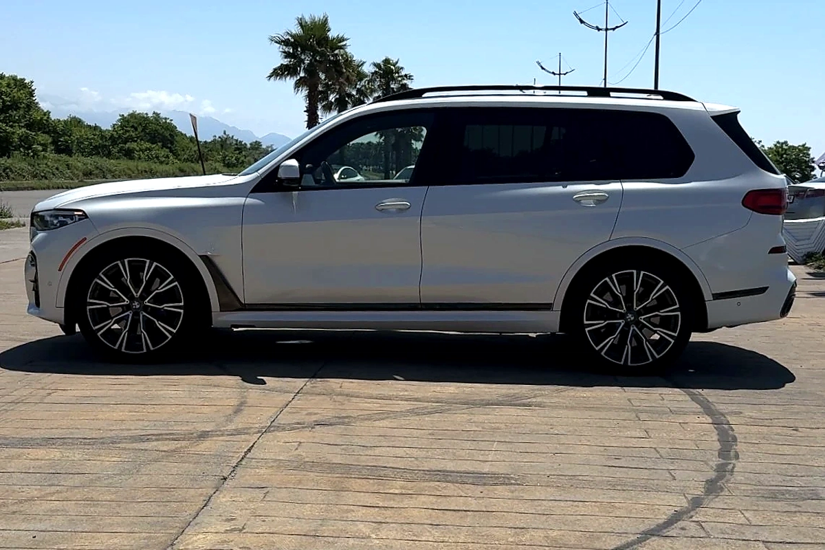 Белый BMW X7 M50i на набережной Чёрного моря в Батуми