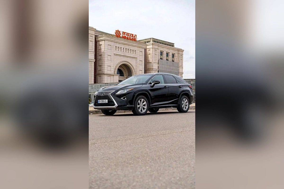 Чёрный Lexus RX 350 на городской улице