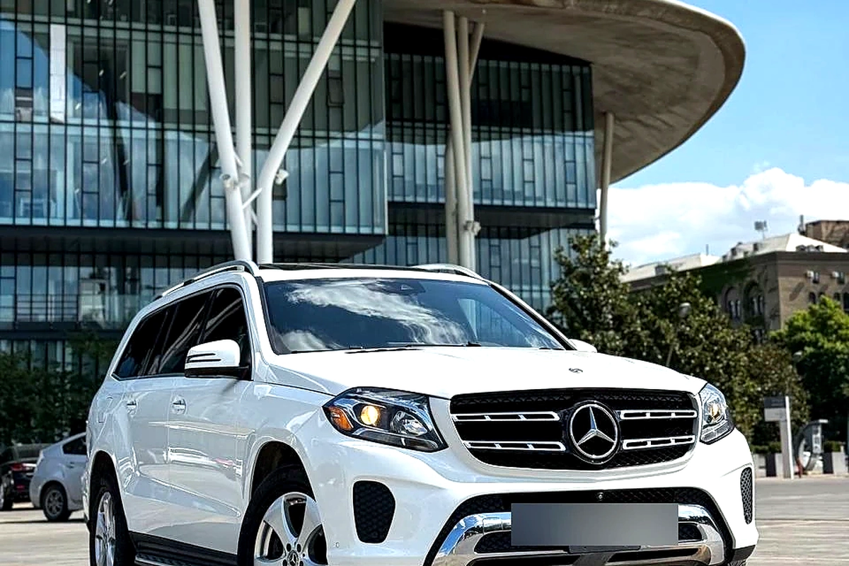 Белый Mercedes-Benz GLS 450 4MATIC у Дома юстиции в Тбилиси