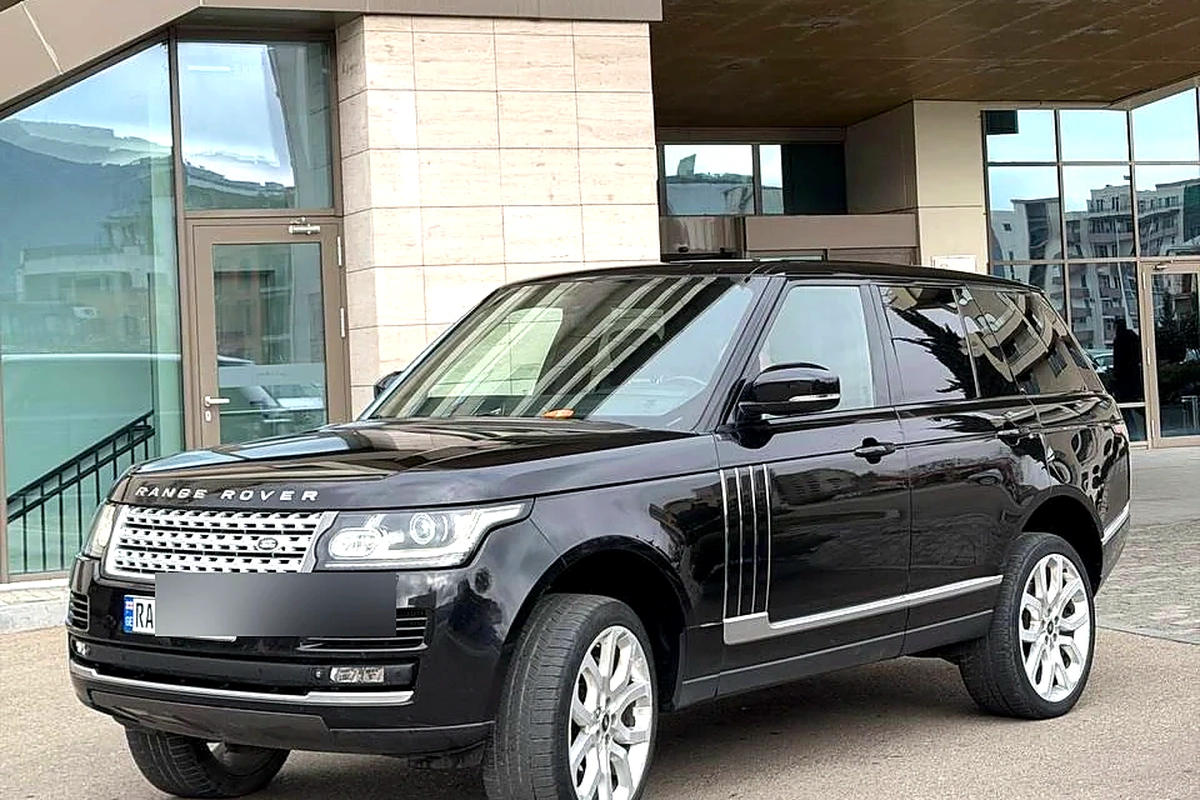 Чёрный Range Rover Vogue Autobiography Diesel у здания в Тбилиси