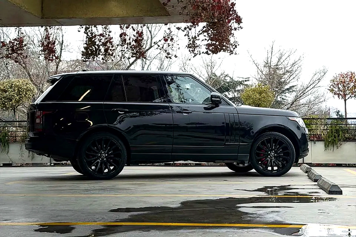 Чёрный Range Rover Vogue Supercharged на парковке у реки в Тбилиси