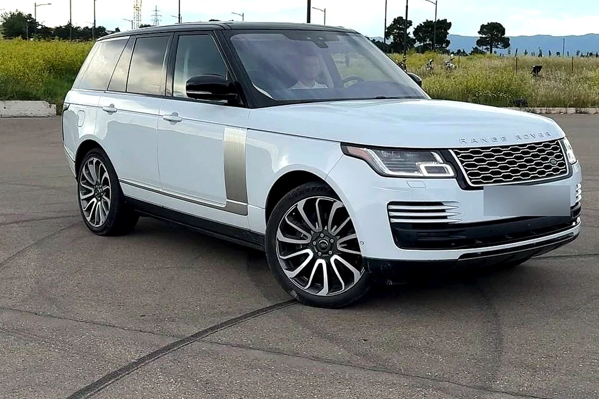 Белый Range Rover Vogue Autobiography на открытой площадке за городом